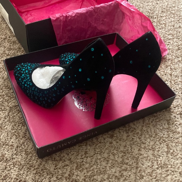 Vince Camuto Crane Embellished Pump -  Size 8 - Picture 3 of 6